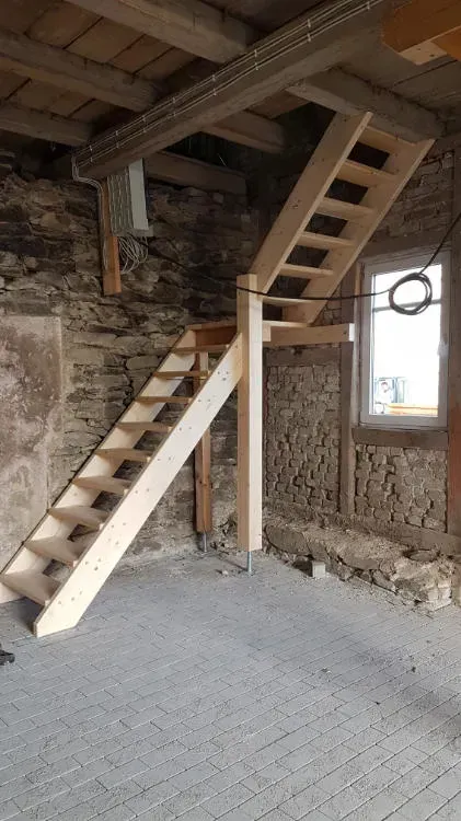 Zimmerei Andreas Karl GmbH - Moderne Holztreppe in einem Altbau