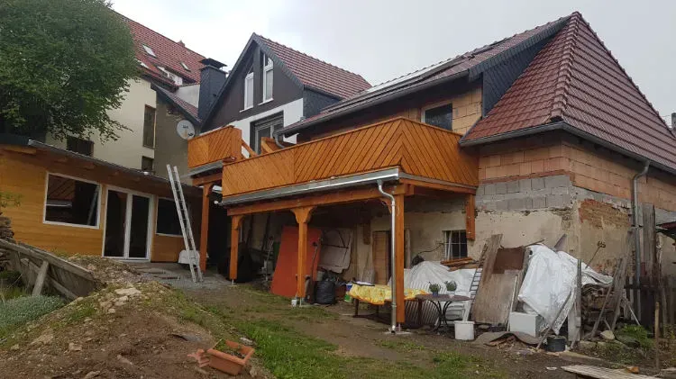 Zimmerei Andreas Karl GmbH - Holzbalkon als neuer Anbau an einen Altbau