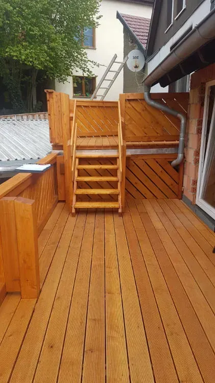 Zimmerei Andreas Karl GmbH - Holztreppe auf einer Holzterrasse