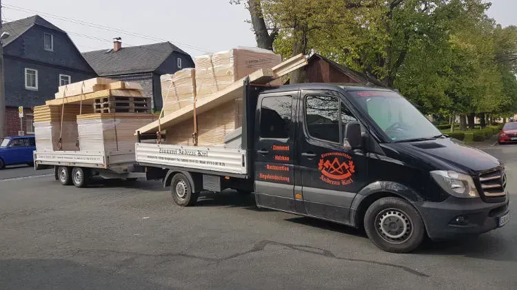 Zimmerei Andreas Karl GmbH - Transporter mit Anhänger, beladen mit Holzplatten und Holzbalken