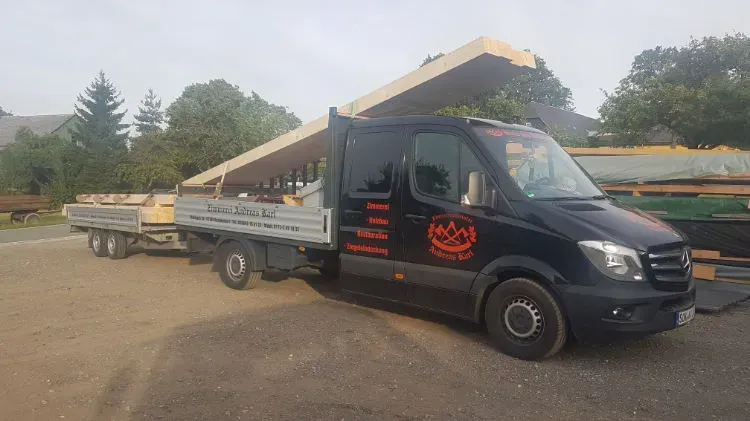 Zimmerei Andreas Karl GmbH - Firmenwagen mit Anhänger auf einer Baustelle