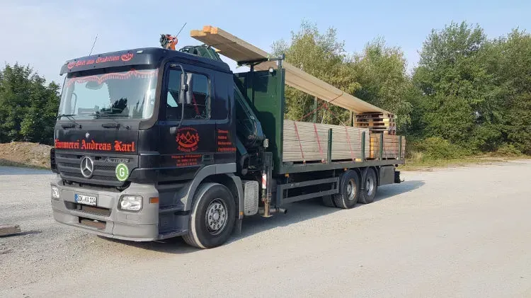 Zimmerei Andreas Karl GmbH - Transport-LKW des Unternehmens mit Holzbalken beladen