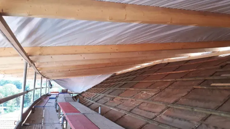 Zimmerei Andreas Karl GmbH - Dach eines Altbaus unter einer neuen Dachkonstruktion