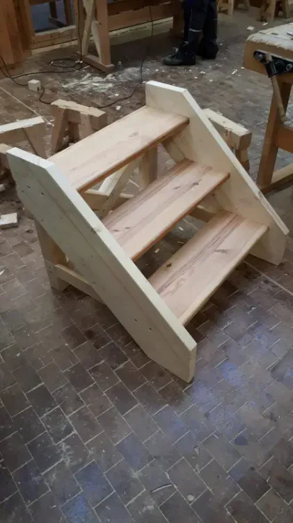 Zimmerei Andreas Karl GmbH - Holztreppe auf einem Steinboden