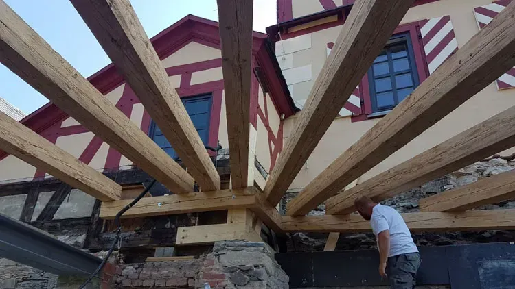 Zimmerei Andreas Karl GmbH - Querstreben aus Holz an der Wand eines Fachwerkhauses
