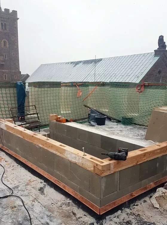 Zimmerei Andreas Karl GmbH - Steinwand und Holzbalken auf Baustelle bei Gebäudesanierung