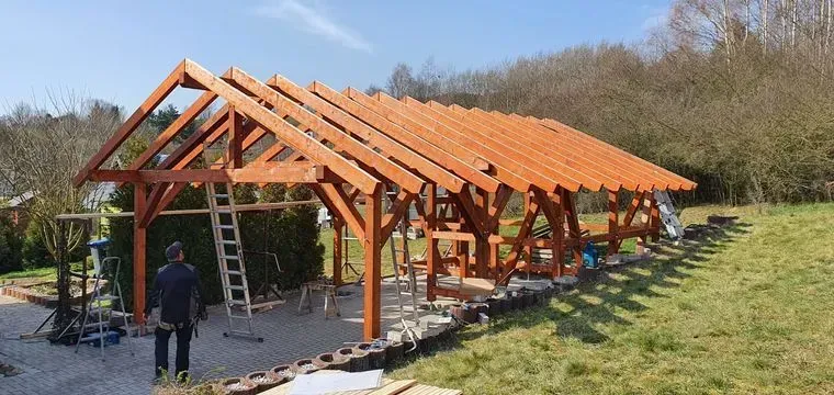 Zimmerei Andreas Karl GmbH - Carport aus Holz im Bau, Holzskelett sichtbar