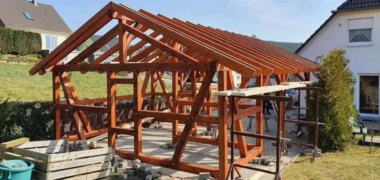 Zimmerei Andreas Karl GmbH - Holzskelett eines Gartenhäuschens im Bau