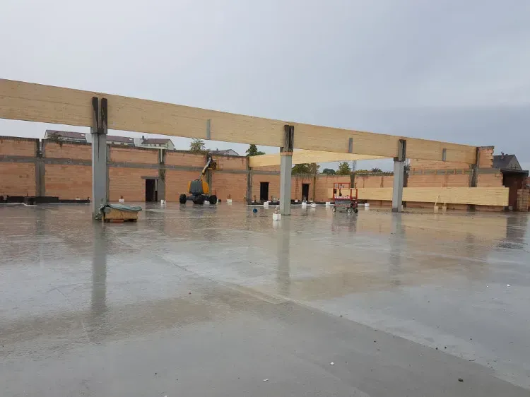 Zimmerei Andreas Karl GmbH - Stahlstreben tragen Holzbalken