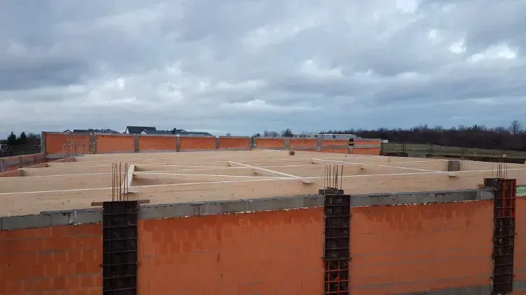 Zimmerei Andreas Karl GmbH - Rohbau eines Gebäudes mit Holzgerüst auf den Wänden