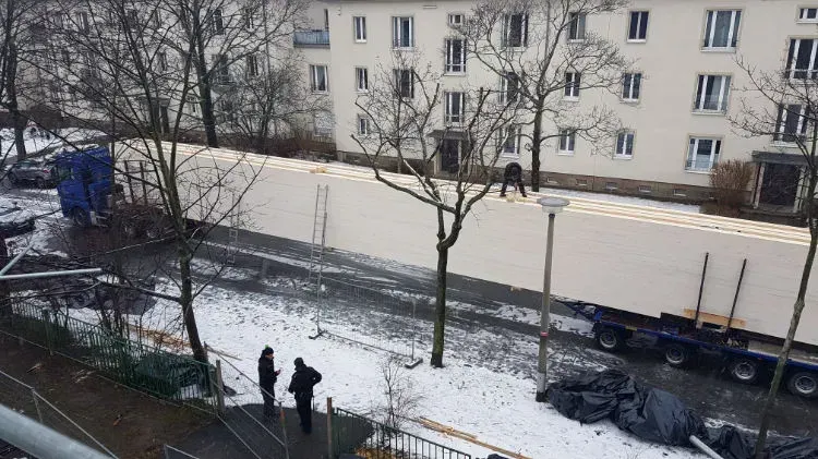 Zimmerei Andreas Karl GmbH - LKW mit Holzplatten in Überlänge auf Baustelle im Winter