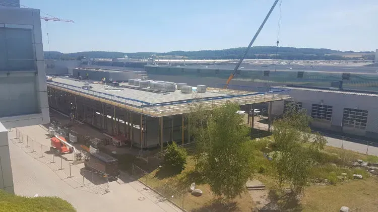 Zimmerei Andreas Karl GmbH - Sicht aus der Ferne auf eine Baustelle mit Baukran