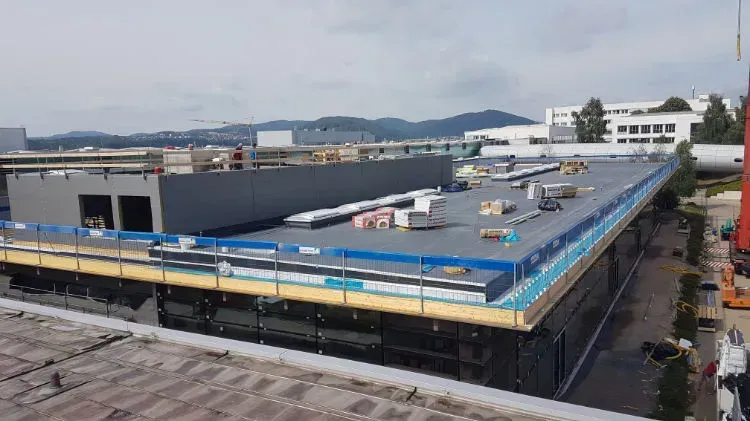 Zimmerei Andreas Karl GmbH - Blick auf das Dach eines Industriegebäudes