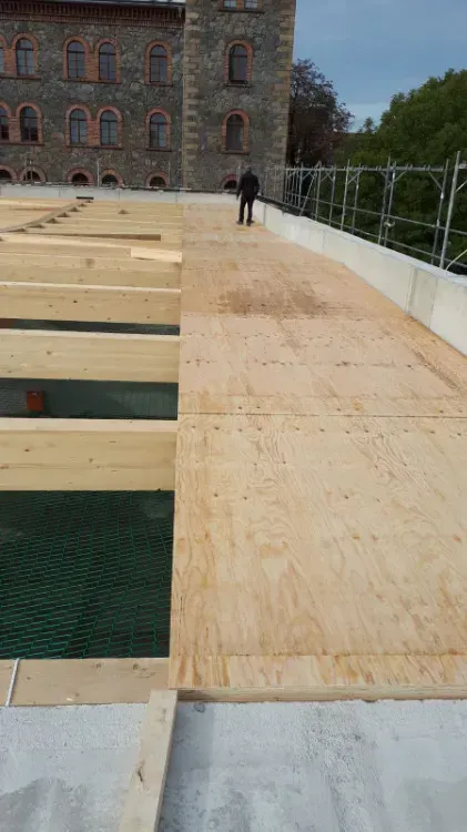 Zimmerei Andreas Karl GmbH - Holzbalken und Spanplatten