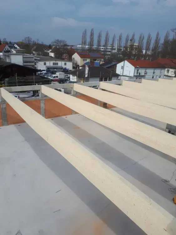 Zimmerei Andreas Karl GmbH - Holzkonstruktion eines Flachdaches im Bau