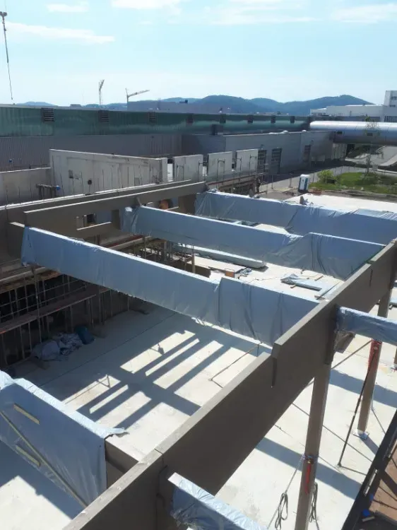 Zimmerei Andreas Karl GmbH - Querbalken an einem Rohbau