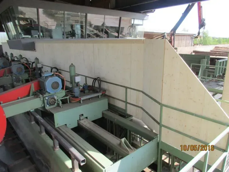 Zimmerei Andreas Karl GmbH - Holzbauteile zwischen Maschinen