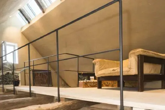 Zimmerei Andreas Karl GmbH - eleganter Dachstuhl mit Geländer aus Edelstahl und Möblierung