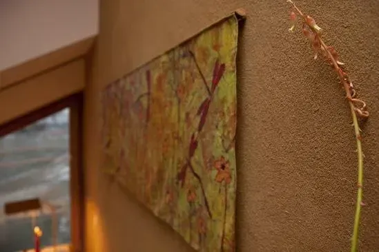 Zimmerei Andreas Karl GmbH - Nahaufnahme einer braunen Wand mit Gemälde