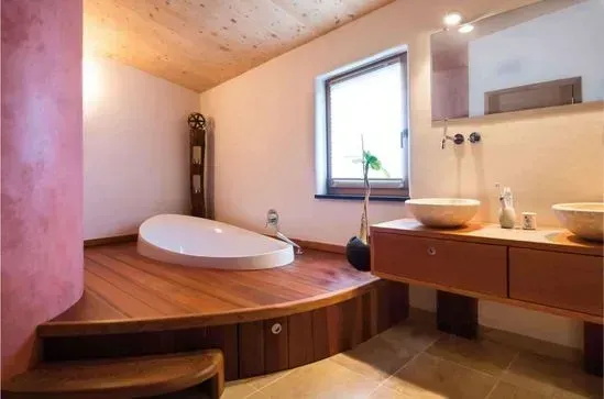 Zimmerei Andreas Karl GmbH - Modernes Badezimmer mit in Holzfassade eingelassener Badewanne