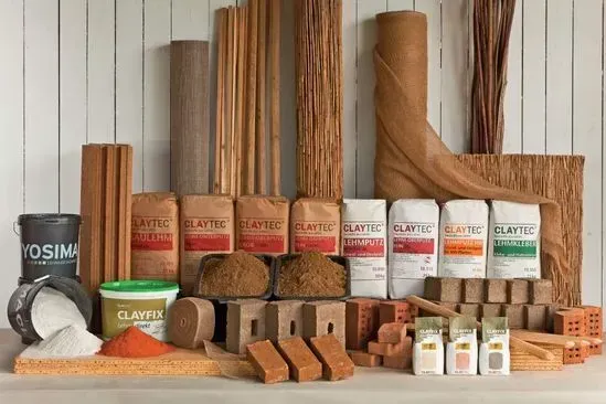 Zimmerei Andreas Karl GmbH - Baumaterialien vor einer weißen Holzwand