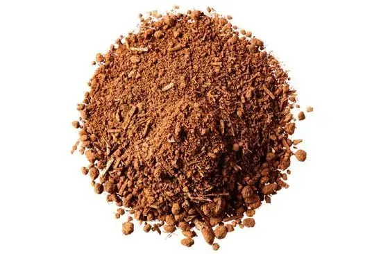 Zimmerei Andreas Karl GmbH - Braune Erde vor weißem Hintergrund