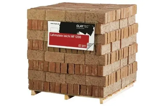 Zimmerei Andreas Karl GmbH - Holzpalette mit Backsteinen