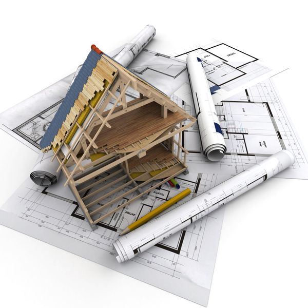 Zimmerei Andreas Karl GmbH - Modellhaus und Bleistifte auf einem Bauplan auf Holztisch