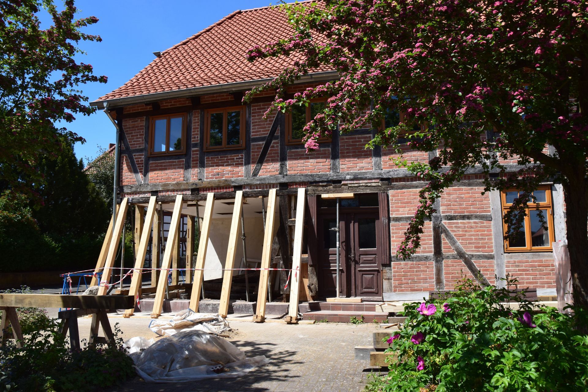 Zimmerei Andreas Karl GmbH - Mann sägt Holz