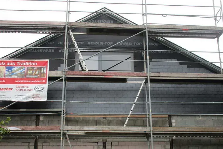 Zimmerei Andreas Karl GmbH - Baugerüst vor einem Dachstuhl