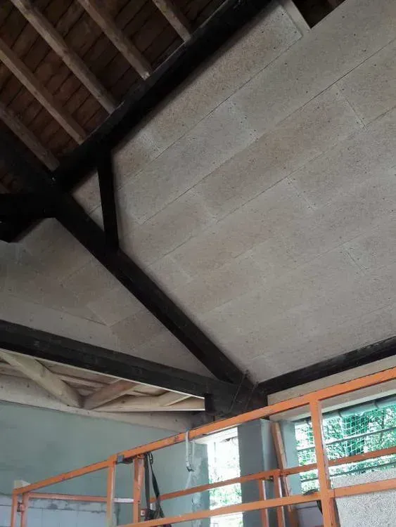 Zimmerei Andreas Karl GmbH - Blick von innen auf graue Tafeln eines Schrägdaches