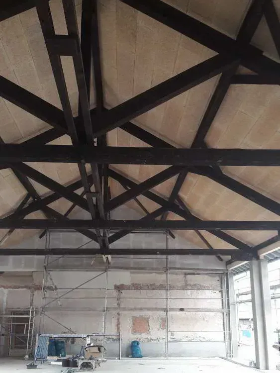 Zimmerei Andreas Karl GmbH - Blick von innen auf Stahlkonstruktion und Verkleidung eines Schrägdaches