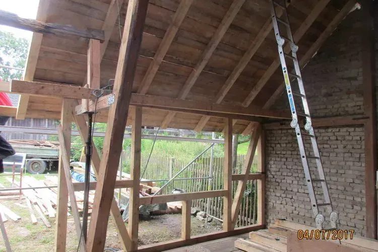 Zimmerei Andreas Karl GmbH - Im Bau befindliche Scheune, Holzdach und Wandkonstruktion