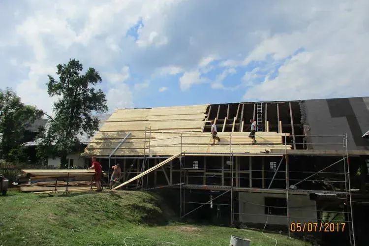 Zimmerei Andreas Karl GmbH - zwei Arbeiter beim Eindecken einer Scheune