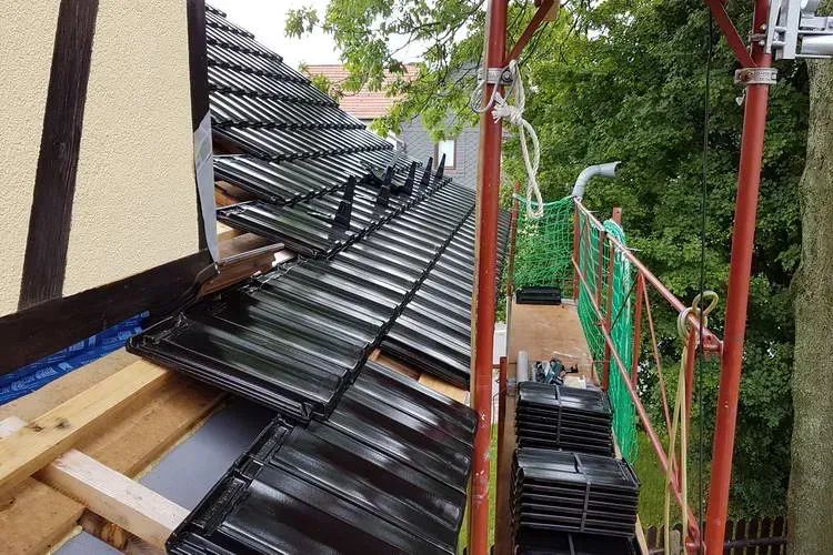Zimmerei Andreas Karl GmbH - Blick auf Schrägdach mit zu verlegenden Dachziegeln