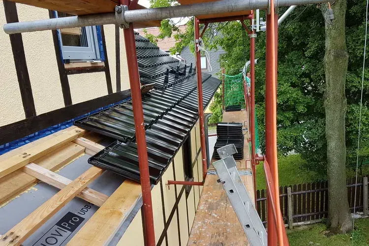 Zimmerei Andreas Karl GmbH - Blick auf Schrägdach mit zu verlegenden Dachziegeln