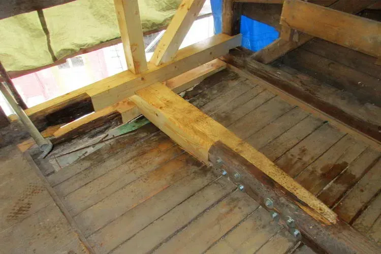 Zimmerei Andreas Karl GmbH - schwerer Holzbalken auf Holzboden