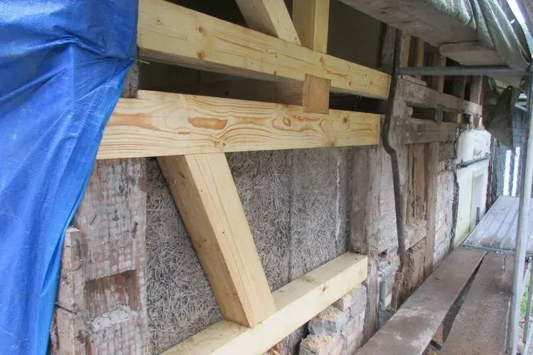 Zimmerei Andreas Karl GmbH - Holzbalken an Hauswand