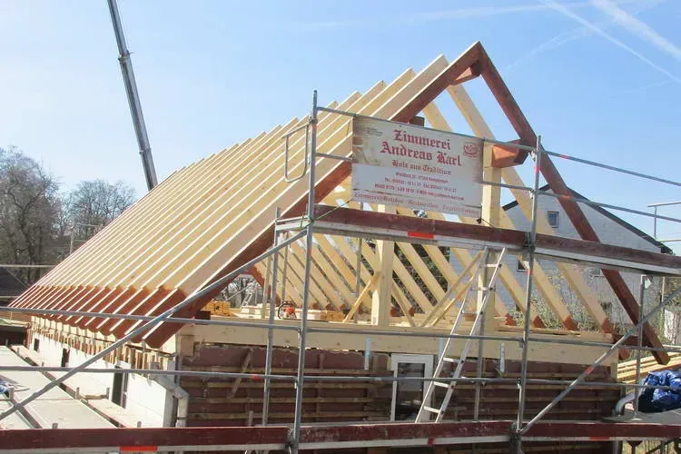 Zimmerei Andreas Karl GmbH - Dach im Bau, Baugerüst vor dem Dach