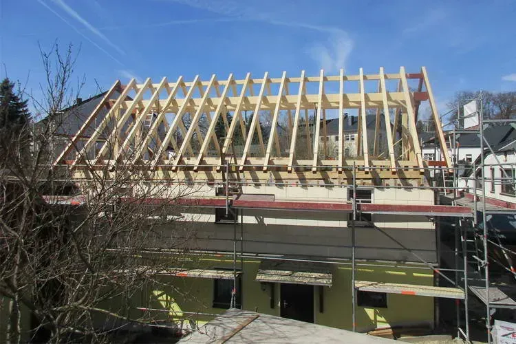 Zimmerei Andreas Karl GmbH - Blick auf Dach im Bau, Holzkonstruktion sichtbar