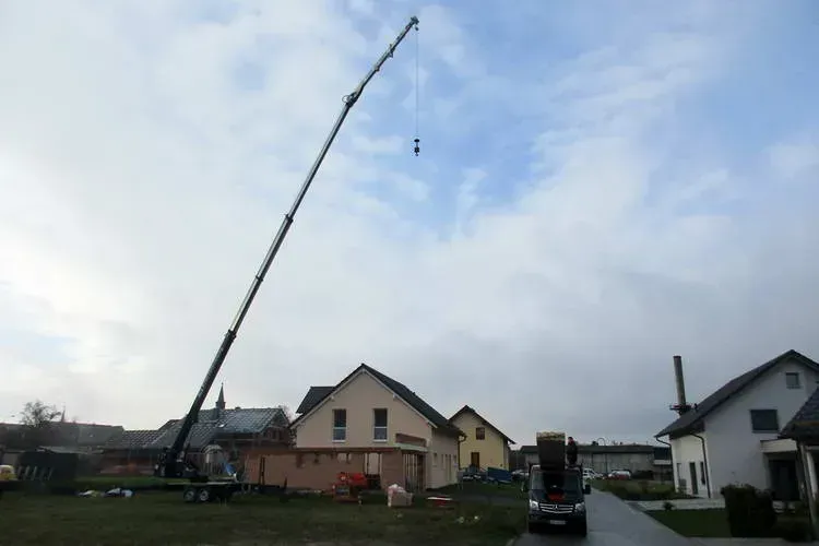 Zimmerei Andreas Karl GmbH - Baukran vor blauem Himmel