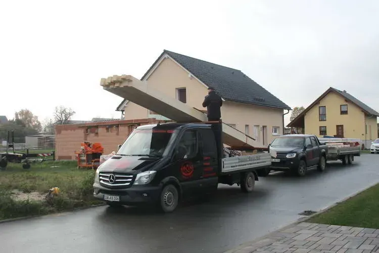 Zimmerei Andreas Karl GmbH - Transportfahrzeug mit Holzbalken