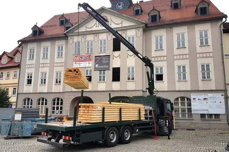 Zimmerei Andreas Karl GmbH - LKW mit Kran verlädt Holzbauteile