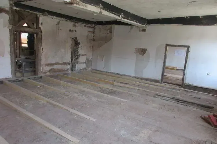 Zimmerei Andreas Karl GmbH - Leerstehender Raum mit heruntergekommenen Wänden