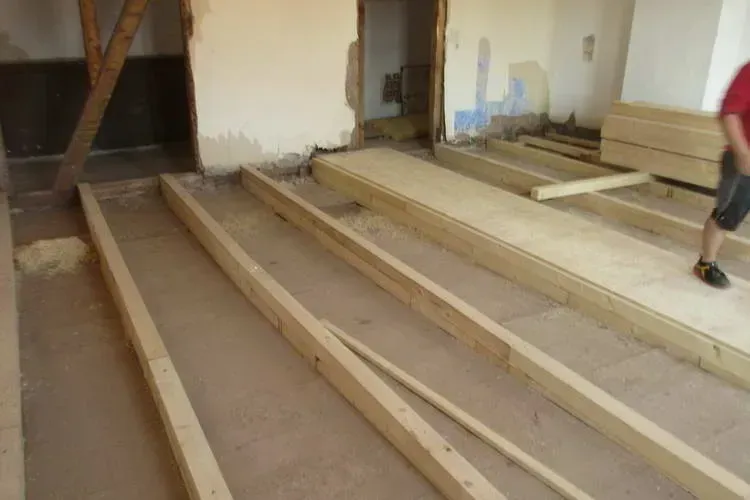 Zimmerei Andreas Karl GmbH - Lange Holzbalken als Träger für Fußboden