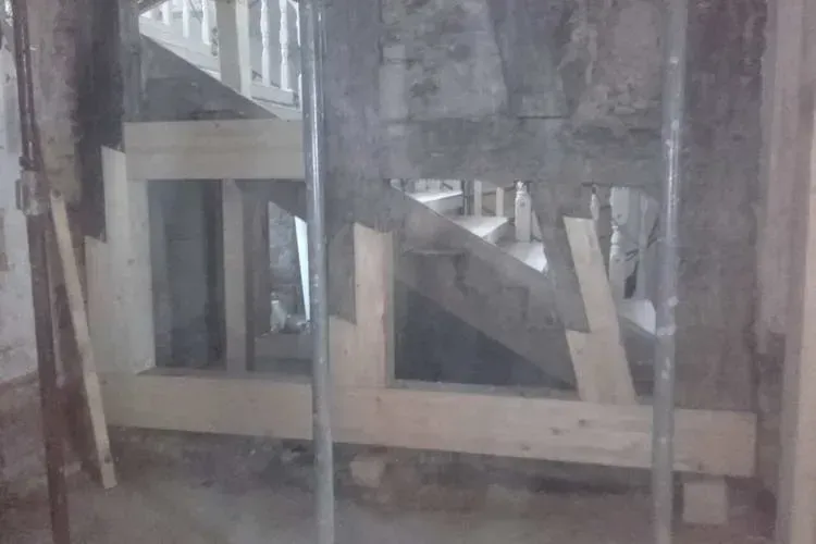 Zimmerei Andreas Karl GmbH - Holzbalken eines Daches von innen betrachtet