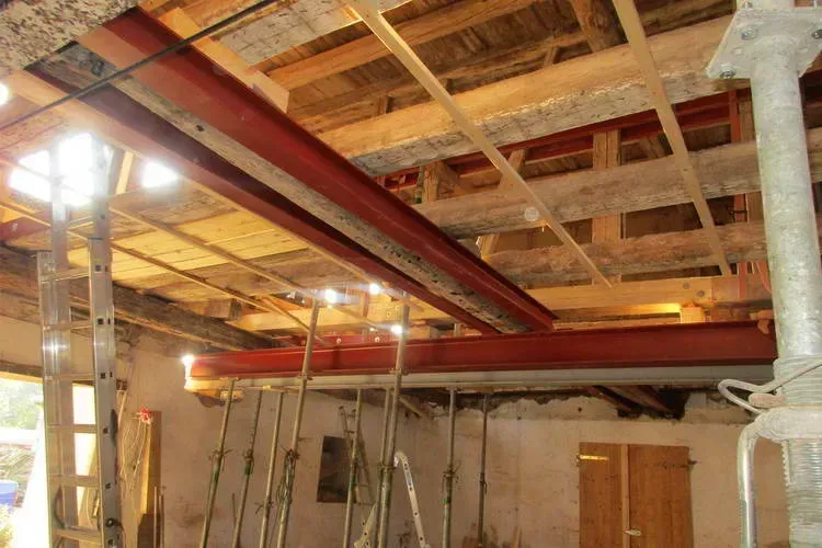 Zimmerei Andreas Karl GmbH - Holzbalken an Decke