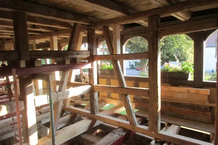 Zimmerei Andreas Karl GmbH - Konstruktion aus Holz im Sonnenlicht