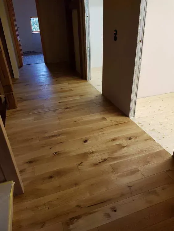 Zimmerei Andreas Karl GmbH - Holzboden in einem Flur