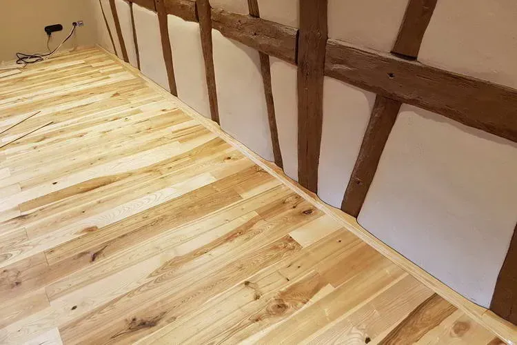 Zimmerei Andreas Karl GmbH - Fachwerkhaus von Innen, Fachwerkwand und Holzboden